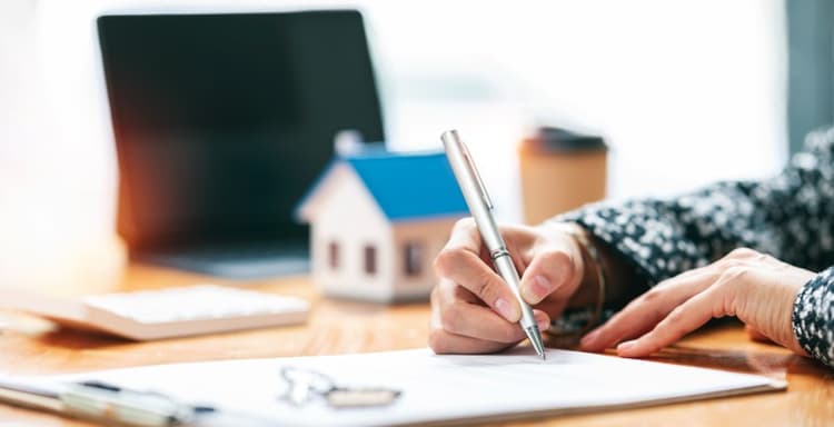 El promotor debe indemnizar por retraso si la escritura de compraventa se firma sin licencia de primera ocupación