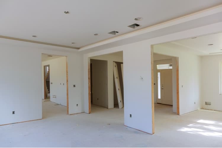 Reclamación al constructor que abandona la obra del sobrecoste que conlleva su sustitución