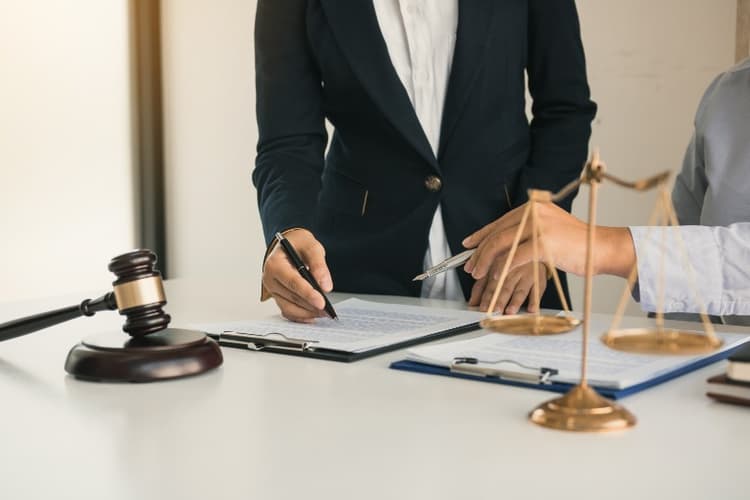 ¿Puedo reclamar daños morales si el promotor se retrasa en la entrega de la vivienda?